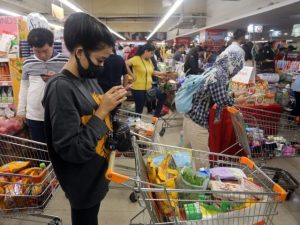 Pusat Perbelajaan Di Serbu Warga karena panik dengan adanya dua warga negara Indonesia (WNI) di Depok, Jawa Barat yang positif virus korona. (Salman Toyibi/JawaPos.como )