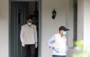 ILUSTRASI: Penyidik KPK saat sedang melakukan penggeledahan (Muhammad Ali/Jawa Pos)