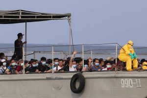 Anak Buah Kapal Wold Dream dibawa menggunakan Kapal LCU TNI Al untuk di karantina di Pulau Sebaru Kecil, Jakarta, Jumat (28/2/2020). Sebanyak 188 orang WNI Anak Buah Kapal Word Dream akan menjalani obeservasi selama 14 hari terkait virus korona baru. (SALMAN TOYIBI/JAWA POS)