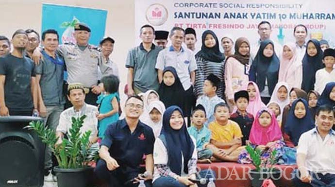 SOSIAL: PT Tirta Fresindo Jaya rutin menggelar bakti soal di lingkungan sekitar pabrik. Salah satunya santunan anak yatim yang dilaksanakan belum lama ini.