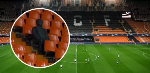 Patung Vicente Navarro Aparicio menjadi satu-satunya 'penonton' laga Valencia vs Atalanta di Stadion Mestalla, Rabu (11/3/2020) dini hari WIB. ft/SportBible