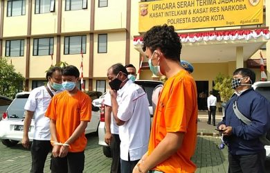 Polresta Bogor Kota menunjukkan pelaku pembacokan pada tawuran pelajar di Bogor, Mapolresta, Senin (10/8/2020)./Foto: Adi
