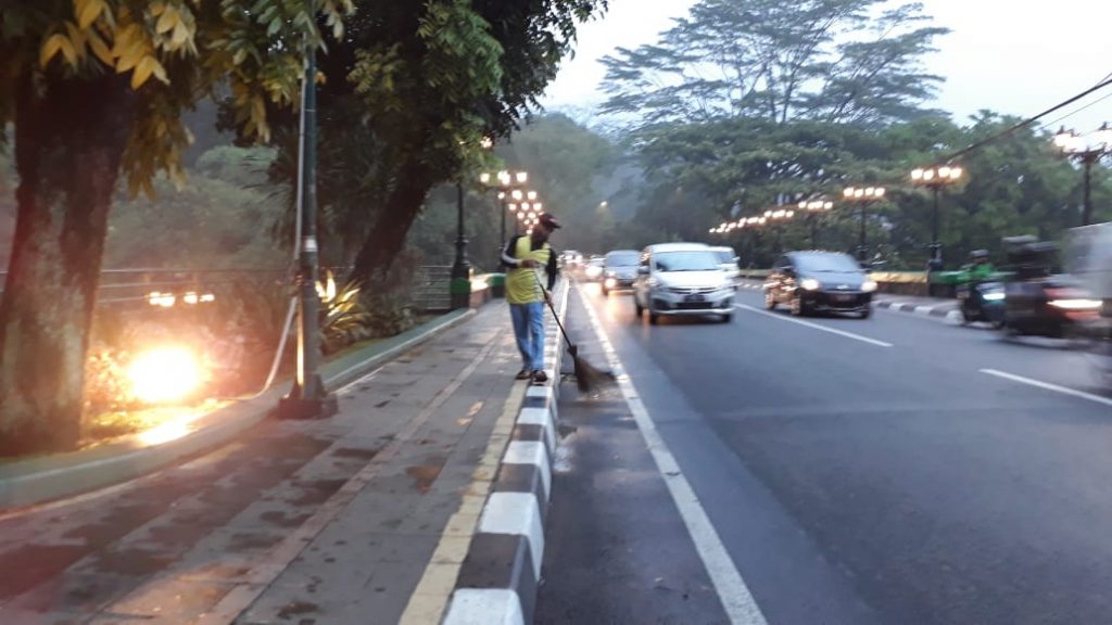 Pedestrian di jalur Sistem Satu Arah (SSA) di sekitaran Kebun Raya Bogor.