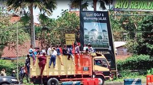 Ilustrasi aksi remaja hadang truk