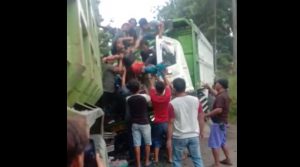 Truk adu banteng di rumpin