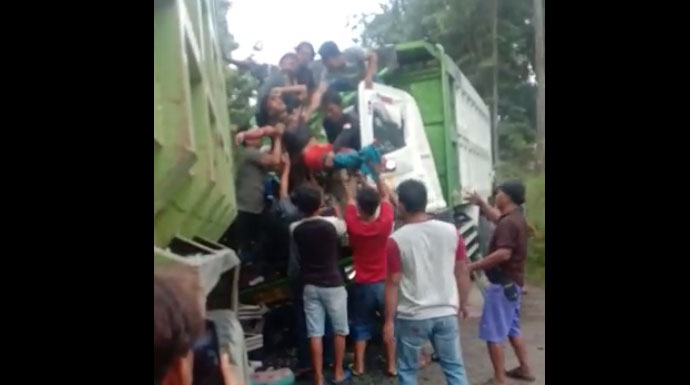 Truk adu banteng di rumpin