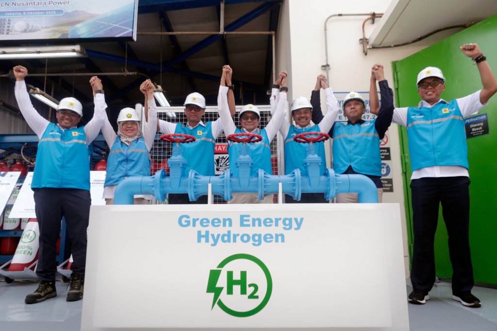 PLN sudah mampu memproduksi green hydrogen melalui Green Hydrogen Plant (GHP) pertama di Indonesia, yang berlokasi di kawasan Pembangkit Listrik Tenaga Gas Uap (PLTGU) Muara Karang, Jakarta.